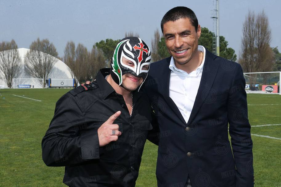 Rey Mysterio con Ivan Cordoba. Il wrestler statunitense ha assistito agli allenamenti dei nerazzurri. Inter.it